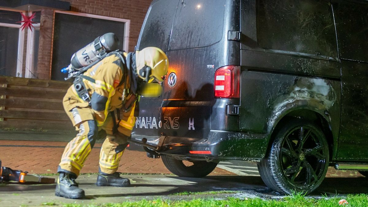Twee autobranden in Sneek; mogelijk brandstichting