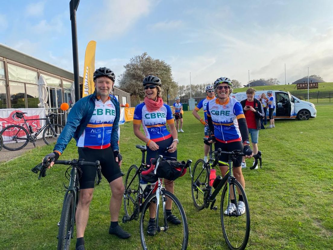 Philip van Coevorden (links) en zijn vrouw Marieke Viskaal (midden) bij de start van de Giro di Muscoli.