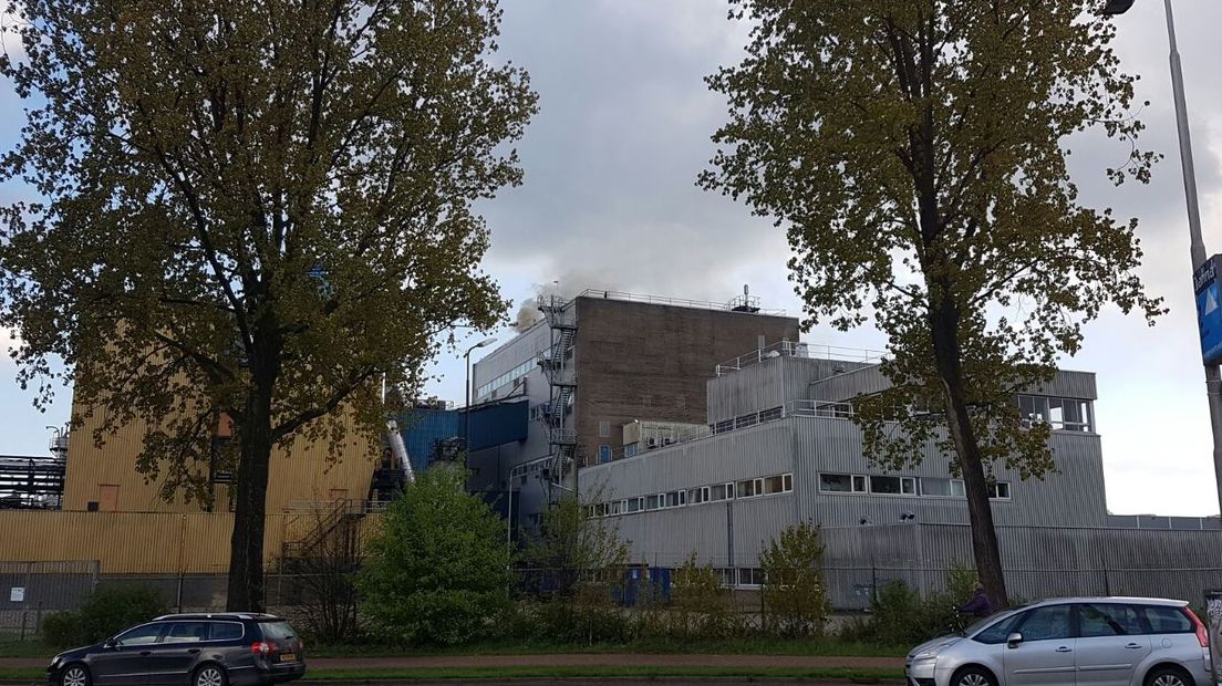 De brand bij chemicaliënfabriek AkzoNobel in Arnhem is na urenlang blussen onder controle. Dat laat de brandweer weten. Die meldt ook dat de schade in het pand groot is.