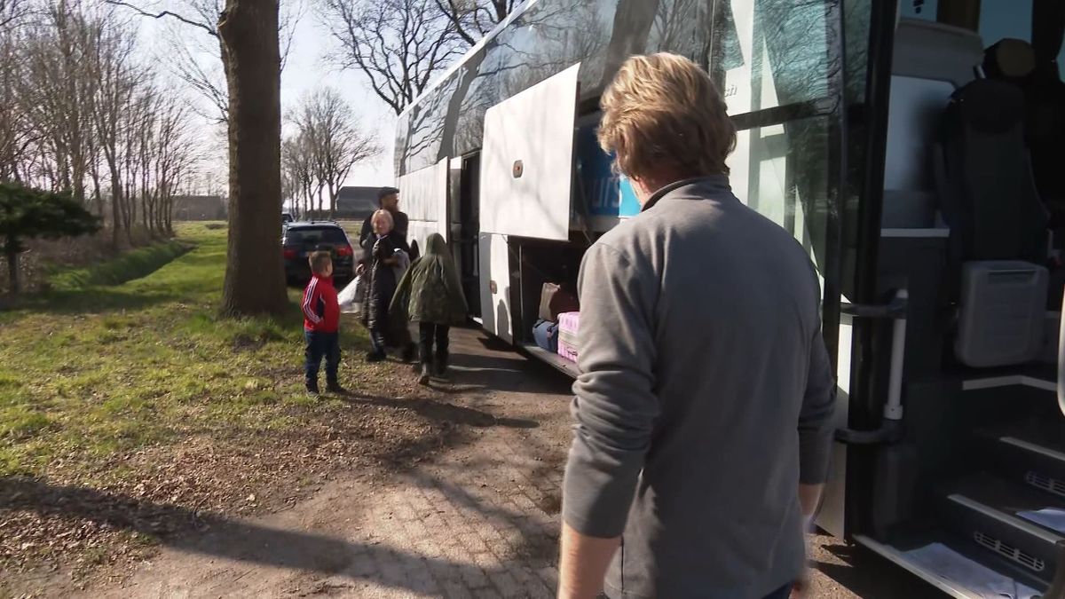 Gasselternijveenschemond verwelkomt bus met Oekraïense vluchtelingen: 'Hartverwarmend'