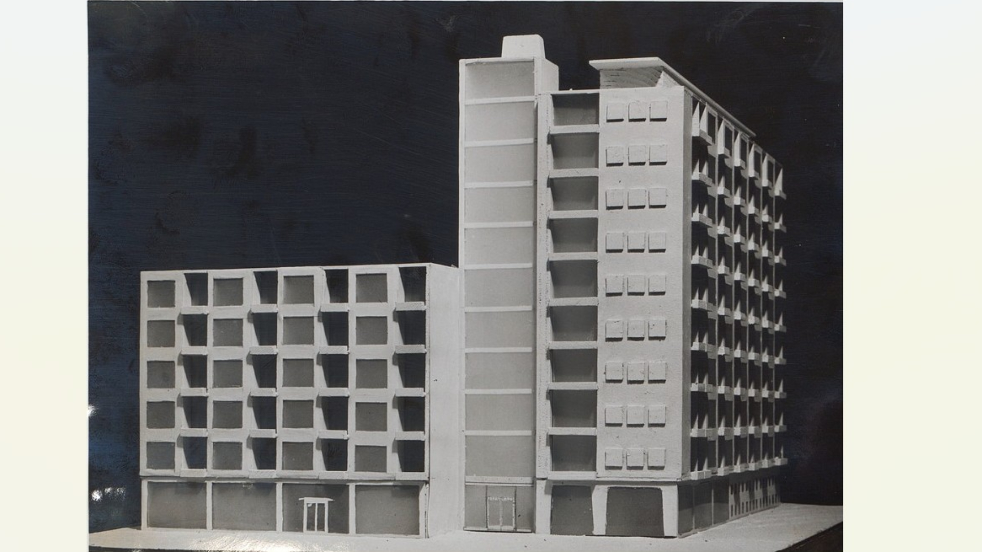 Zo moesten de flatgebouwen er uit gaan zien: 100 blokken van 250 gestapelde woningen.