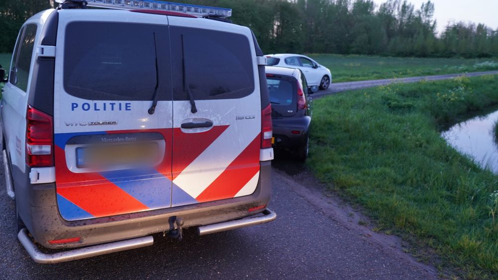 Oeps, telefoon valt van dak rijdende auto en belt zelf 112 Rijnmond