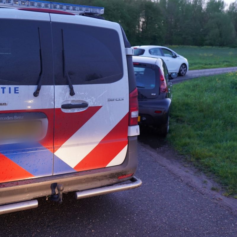 Oeps, telefoon valt van dak rijdende auto en belt zelf 112 Rijnmond