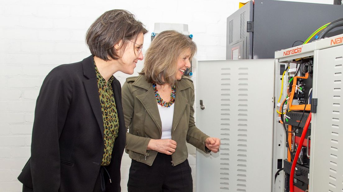 Wethouder Astrid Janssen en Joan van der Burgt, directeur De Alliantie, bekijken de batterij