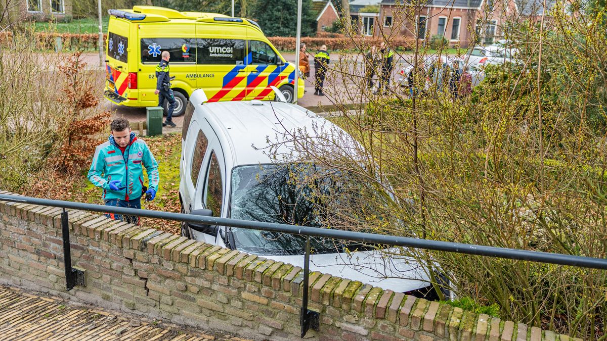 Loods in Hemrik gesloten na vondst harddrugs | Linkerrijstrook van de N7 bij Sneek gesloten