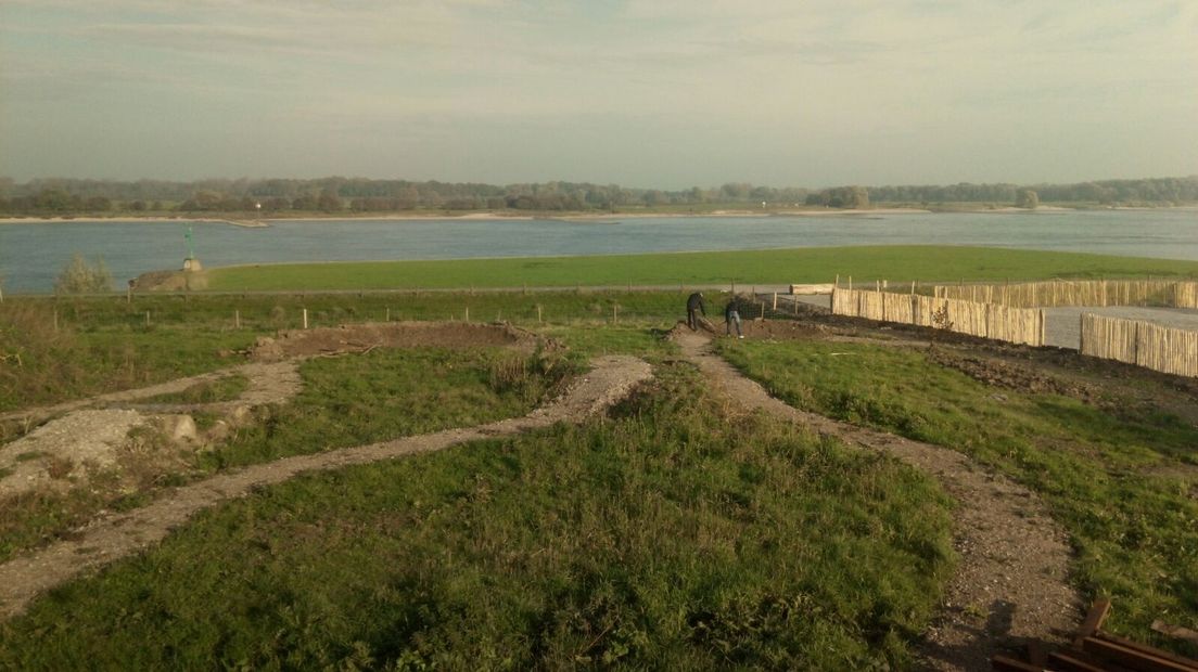 Het mountainbikepark in Zaltbommel zou zaterdag zijn feestelijke opening hebben, maar deze ging niet door omdat het parcours nog niet af is. De reden daarvoor is dat er te weinig vrijwilligers zijn.