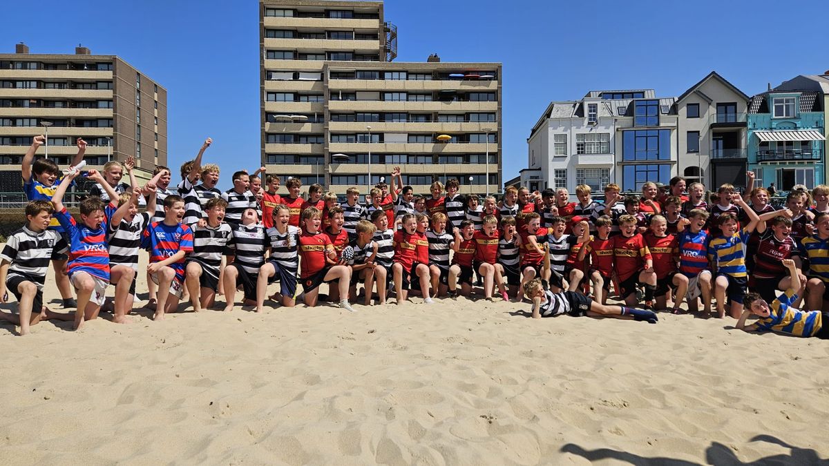 Het populaire strandrugby is er nu ook in Zeeland: tweehonderd kinderen werken zich in het zweet
