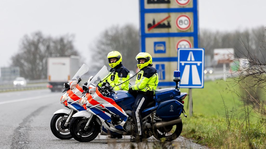 Twee marechaussees bij de grens