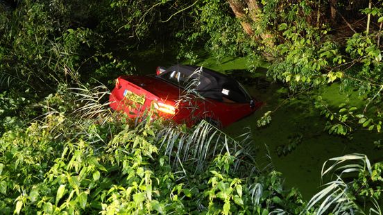 Auto rijdt water in - jong kind zwaargewond geraakt in woning Home
