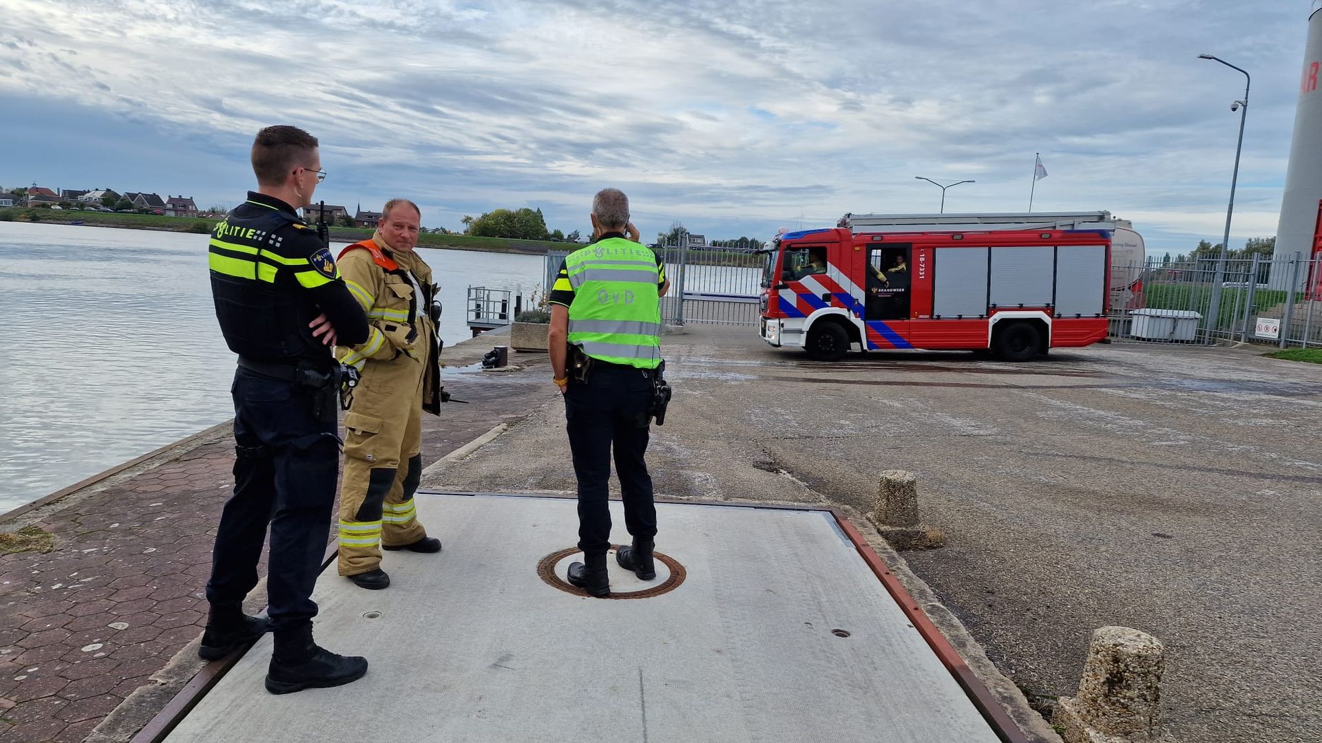 Brandweer haalt lichaam vrouw uit rivier de Lek bij Streefkerk