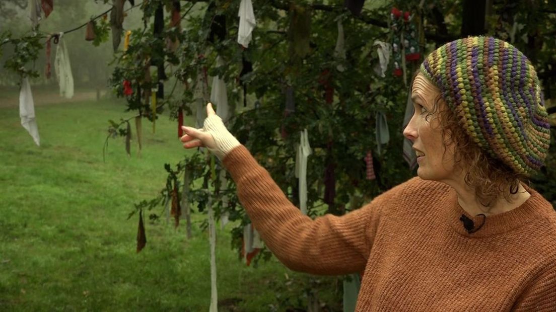 Marlies van den Berg bij de koortsboom in Overasselt.