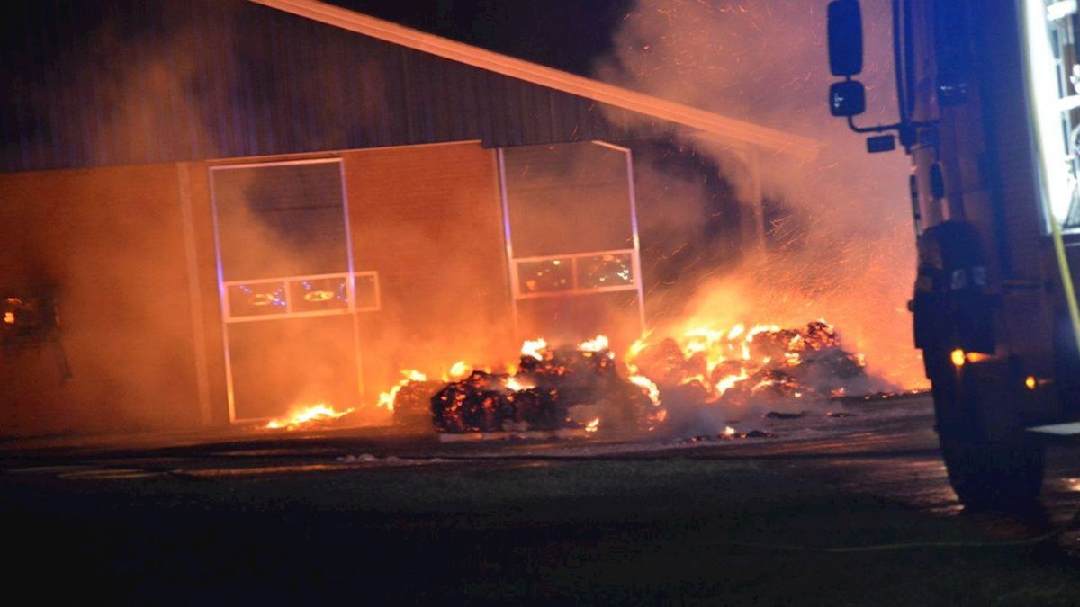 Brand in berg hooi in veestal in Rheezerveen