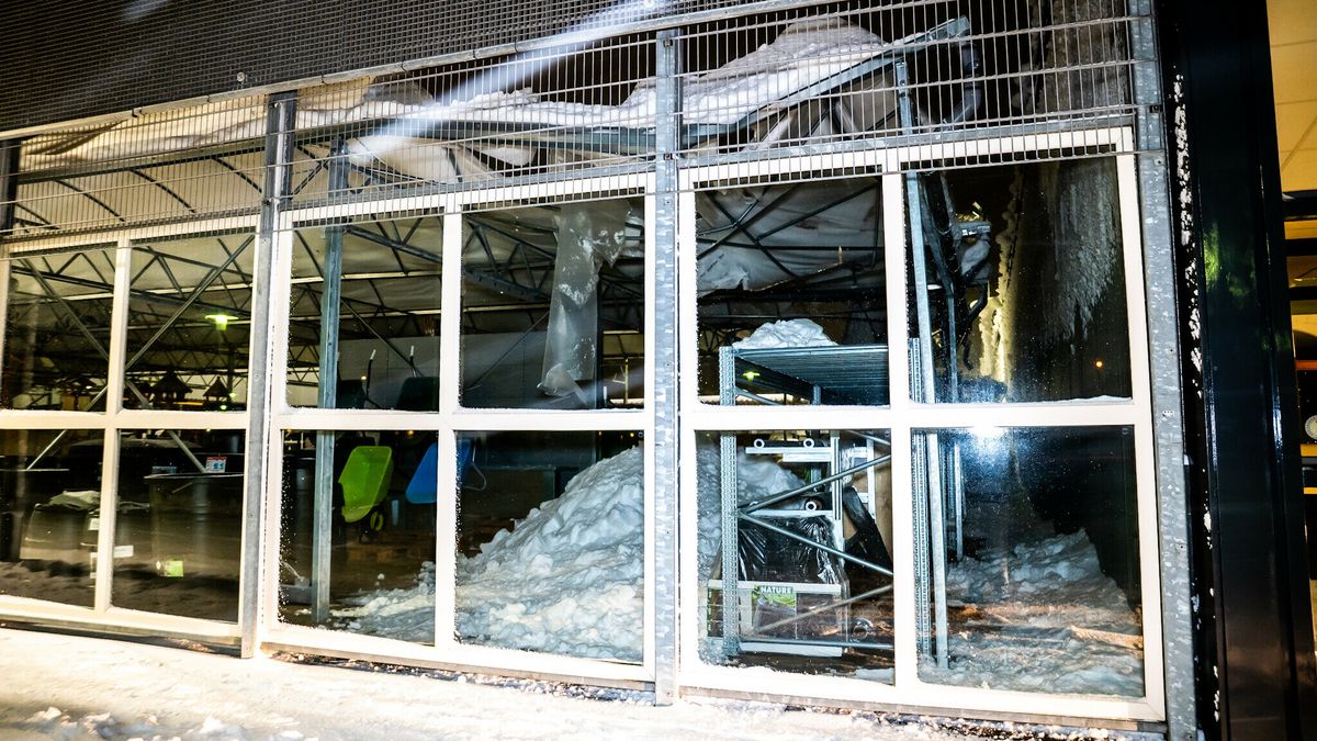 Dak van winkel in Oosterwolde niet bestand tegen sneeuw