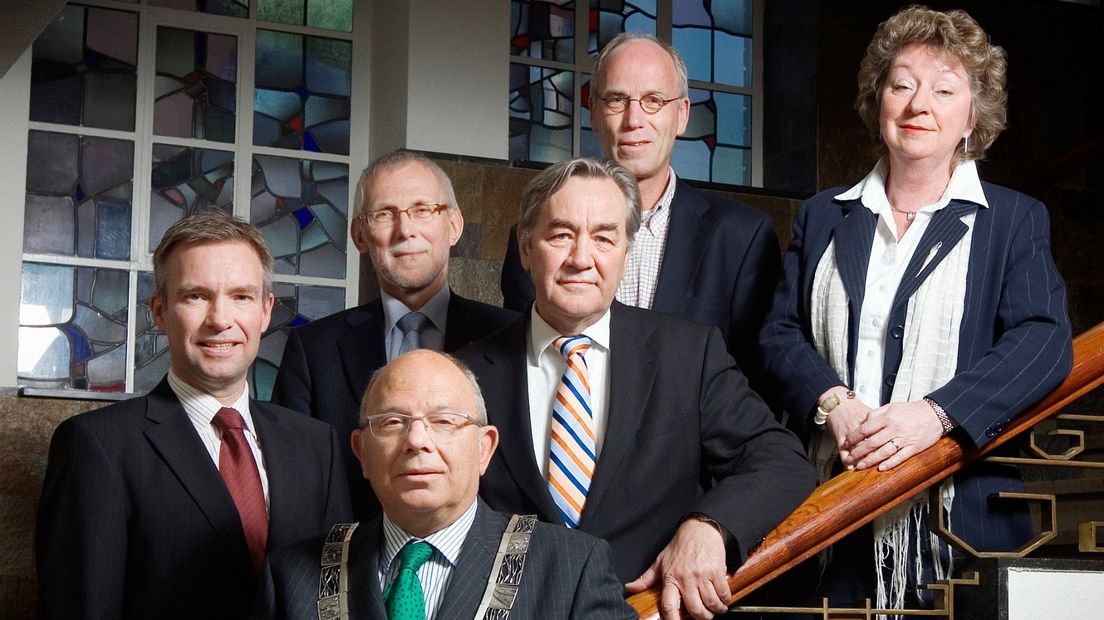 Het college van Delfzijl in 2006, met wijlen burgemeester Cees Waal en wethouder Meindert Joostens links