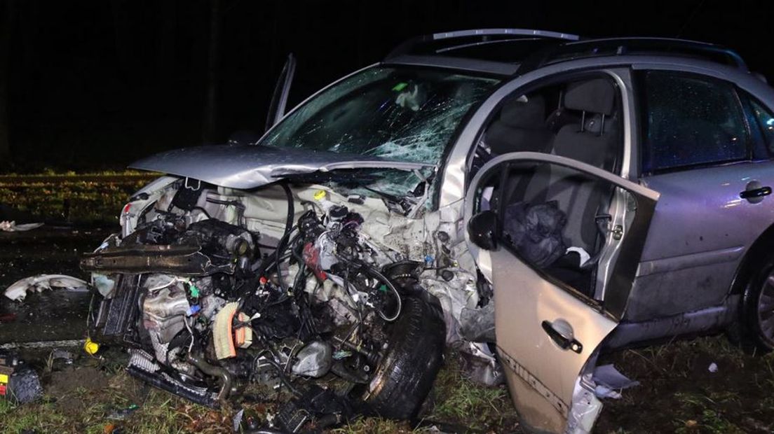 Van de drie gewonden bij de aanrijding in Garderen woensdagavond heeft er één zware verwondingen opgelopen. Deze persoon is naar het UMC in Utrecht gebracht, zegt de politie.