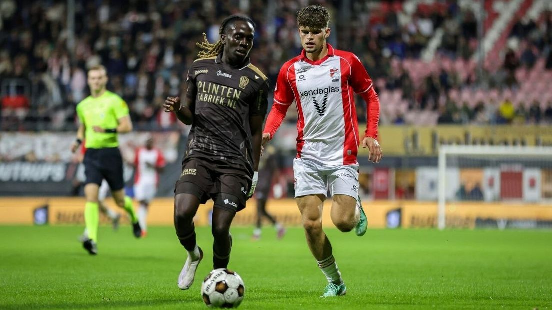 Marcelencio Esajas in duel met FC Emmen-speler Sybrand Veldhuis