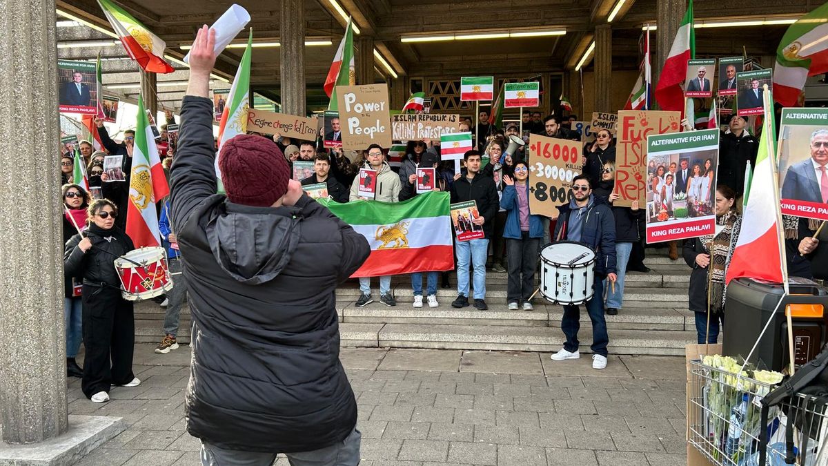 Iraanse gemeenschap in Enschede de straat op om steun te betuigen: 'Het is een bloedbad'