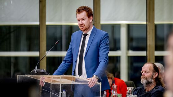 Raadslid mag niet verder spreken vanwege gebruik van het woord 'omvolking' Home