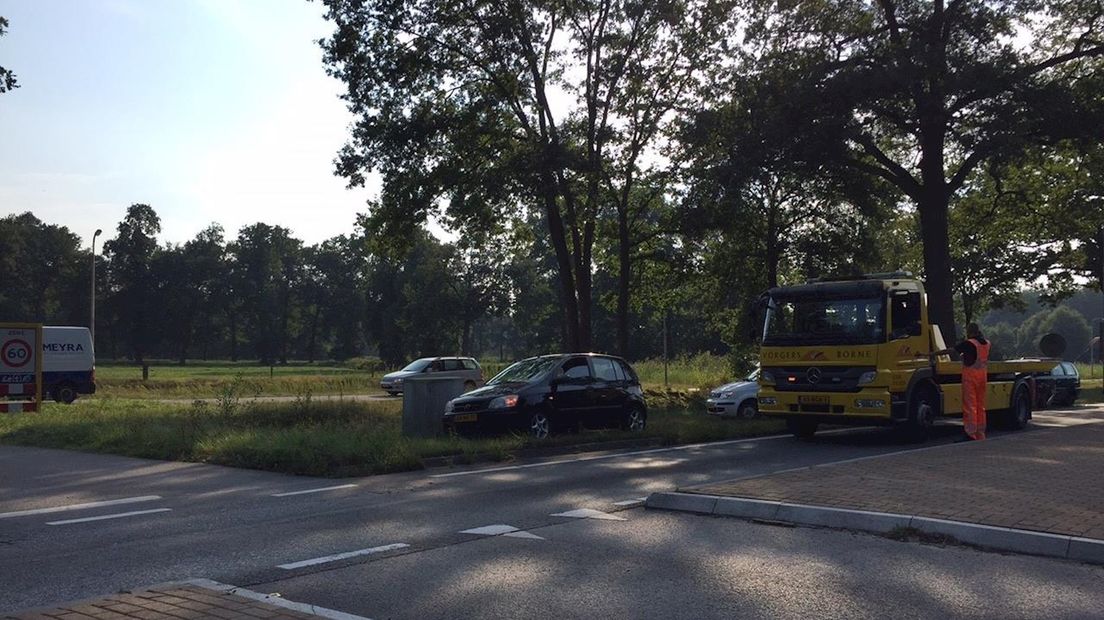 Scooterrijder veroorzaakt botsing tussen drie auto's