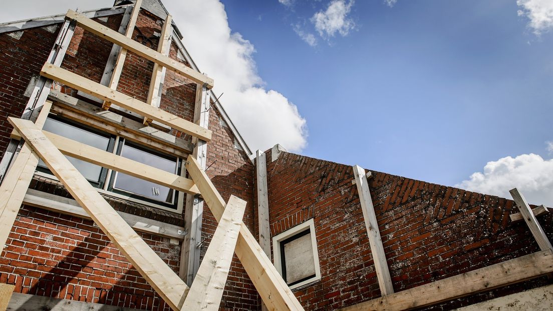 Een huis met bevingsschade in de stutten