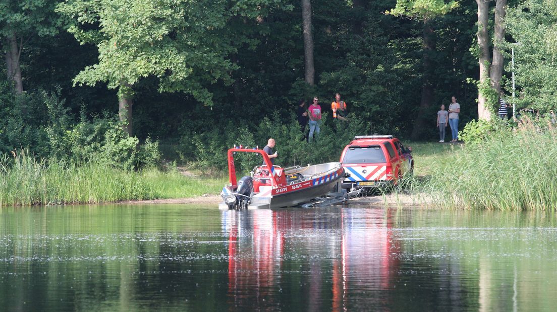 Duikers haalden de drenkeling in Ter Apel uit het water, maar hulp kwam te laat.