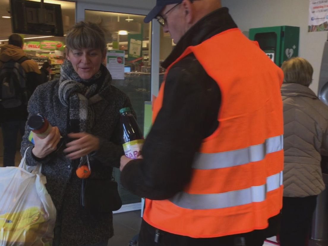 Wim en Piet zamelen boodschappen in voor de voedselbank