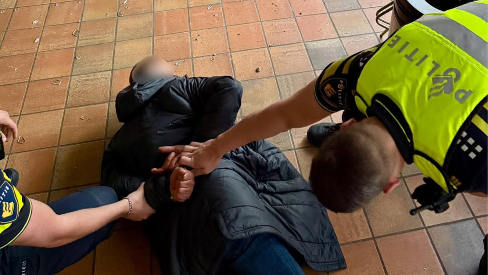 Bij het zien van de politie probeerde de verdachte het nog op een lopen te zetten, maar al snel lag hij met handboeien om op de vloer.