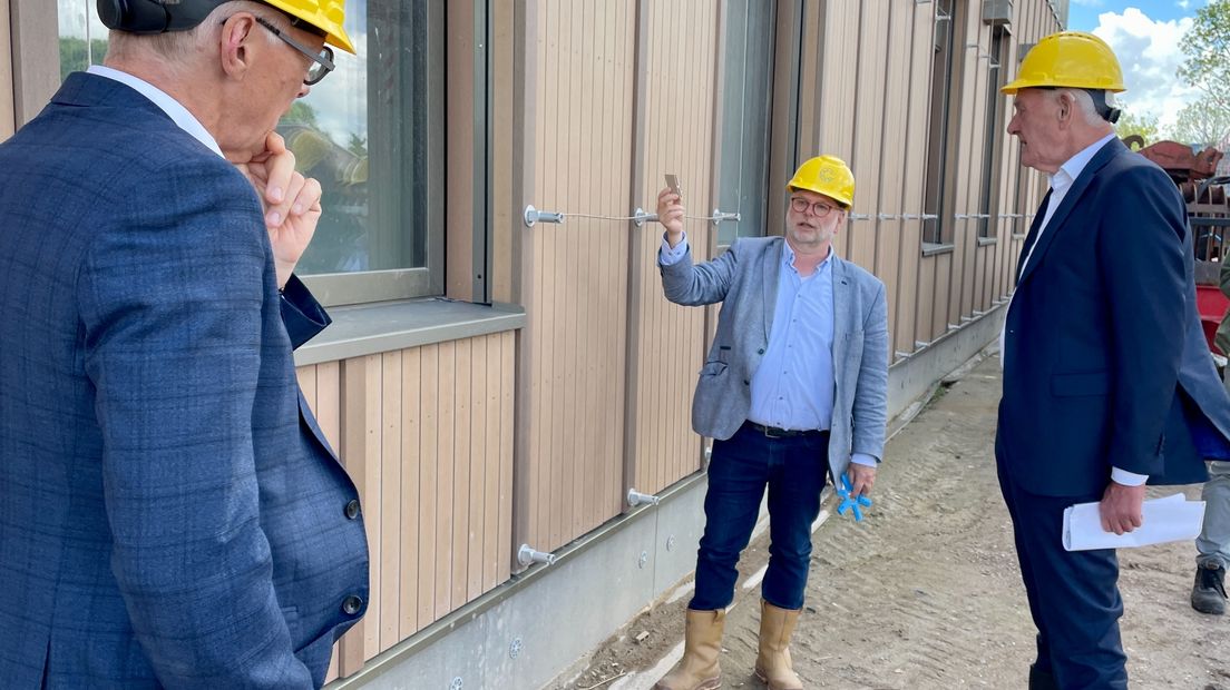 Remkes (r) bij de nieuwe Campus Eemsdelta