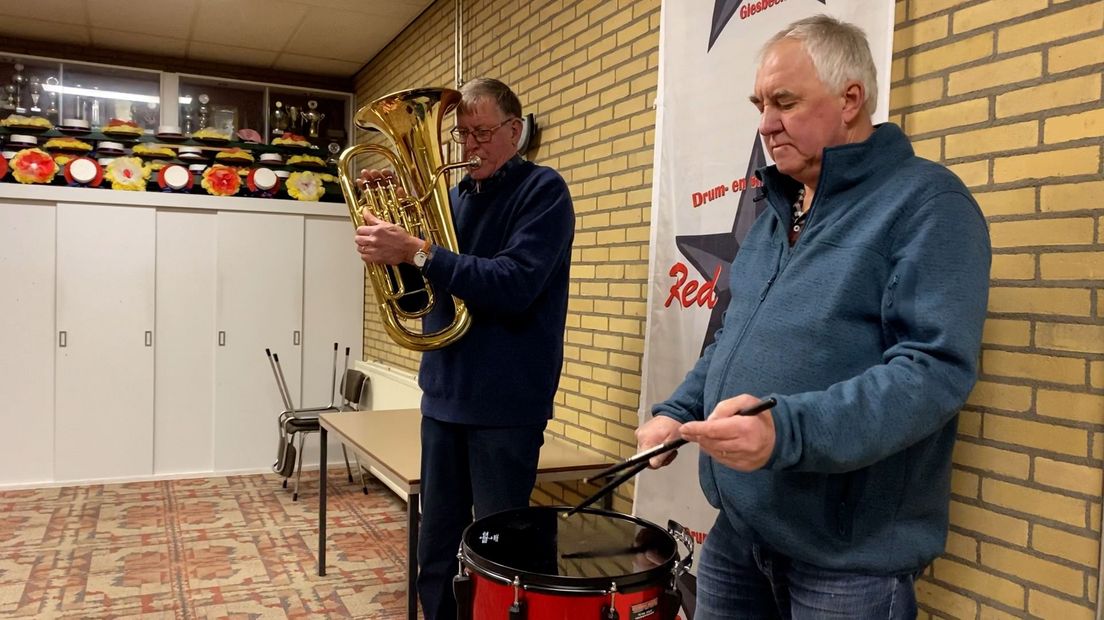Dolf Wieggers en Henk Leenders waren meer dan een halve eeuw lid van drum- en showfanfare Red & Black.