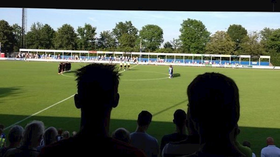 Minuut stilte voorafgaand aan oefenwedstrijd PEC Zwolle