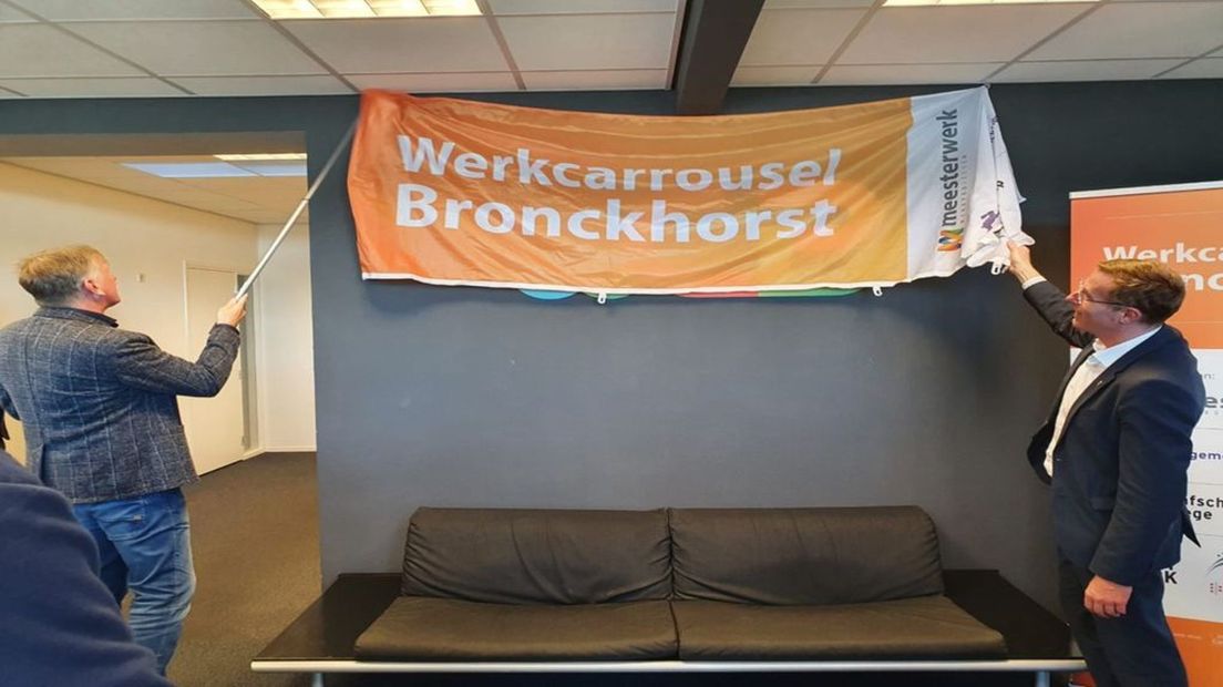 Opening werkcarrousel door Eddy Gelhever van Meesterwerk en Wethouder Willem Buunk