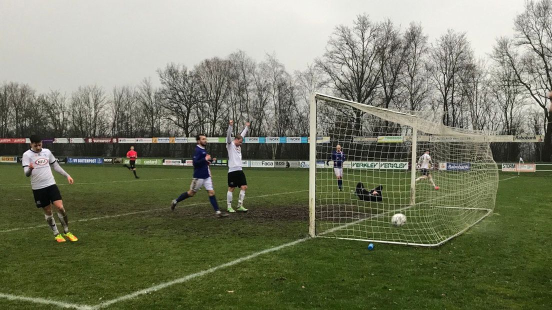 Matthijs Hardijk scoort zijn tweede goal van de middag tegen Buitenpost (Rechten: RTV Drenthe)