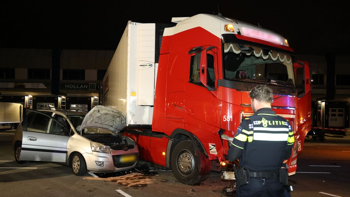 Auto botst met vrachtwagen op veilingterrein, bestuurder gewond