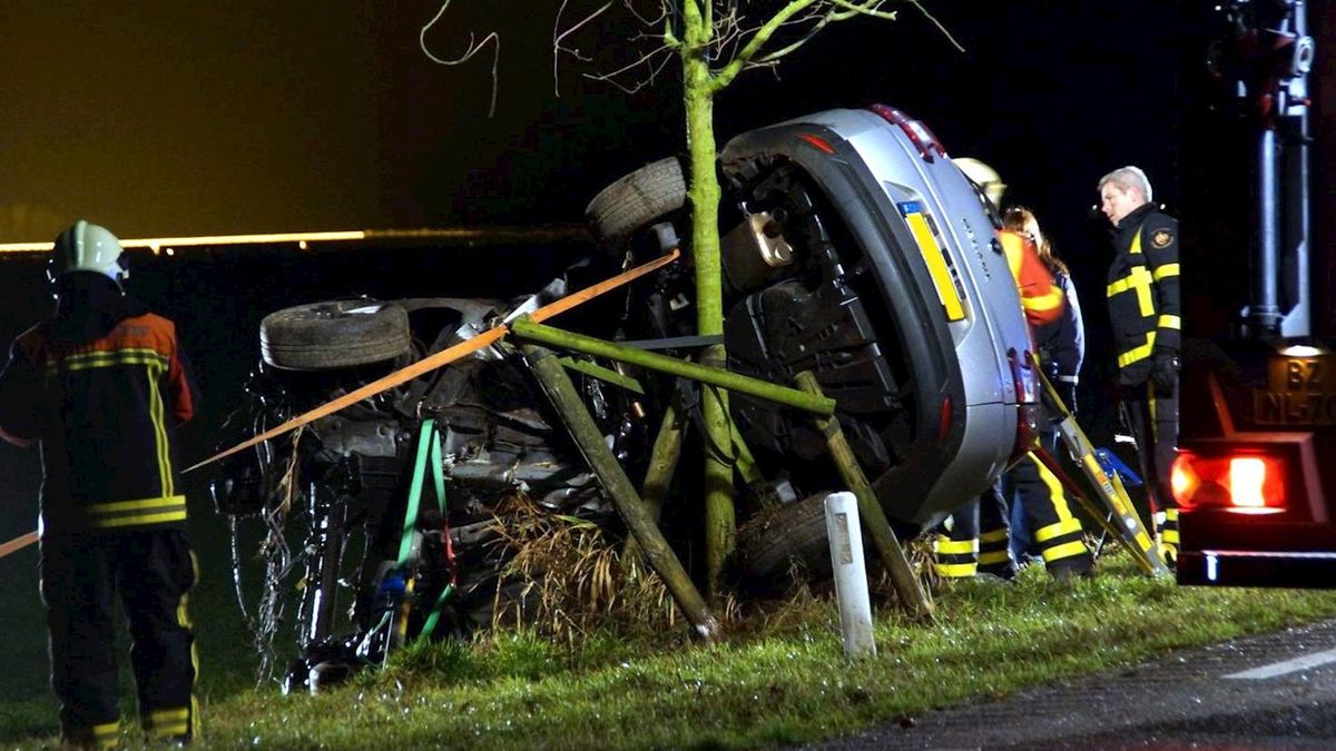 34-jarige man overleden na ongeluk bij Kuinre, auto op zijkant tegen boom