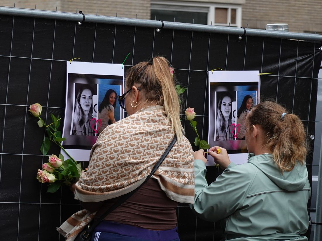 Bekenden hangen bloemen bij de foto's van Marlous en Romy aan het hek voor hun huis