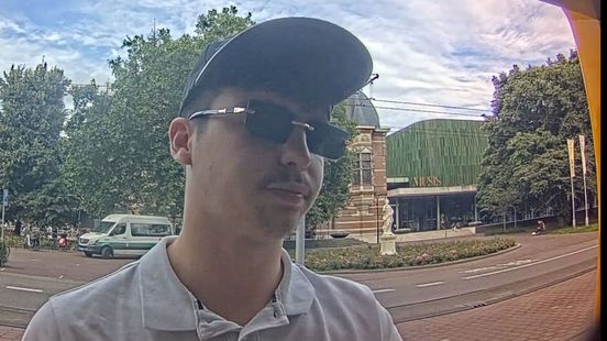 Rekening van 88-jarige vrouw geplunderd, politie zoekt deze man