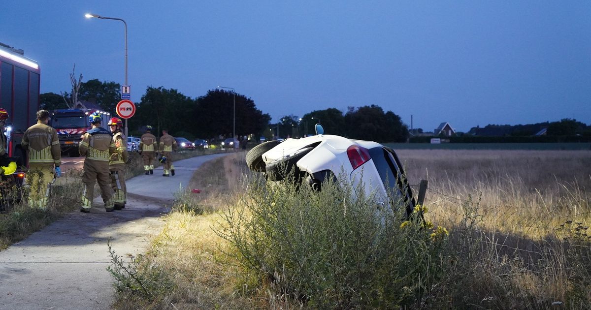 Auto raakt van de weg en belandt op zijkant in greppel