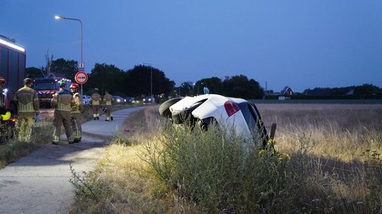 Auto raakt van de weg en belandt op zijkant in greppel: bestuurder aangehouden Nieuws
