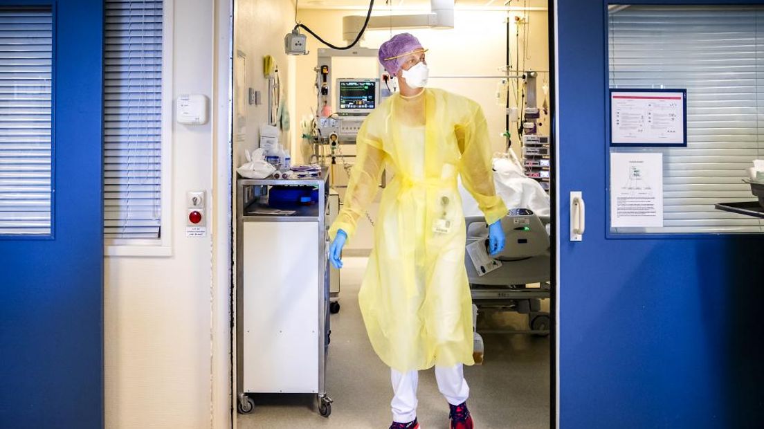 Een zorgmedewerkster op de intensive care van een ziekenhuis.