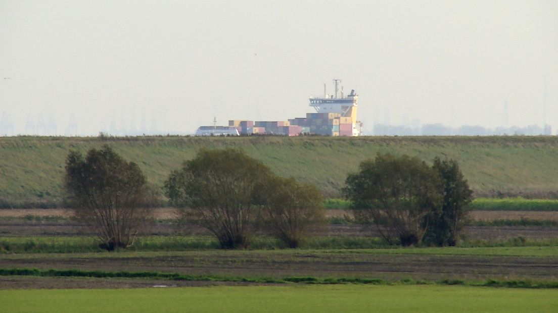 Containerschip vaart voorbij Perkpolder