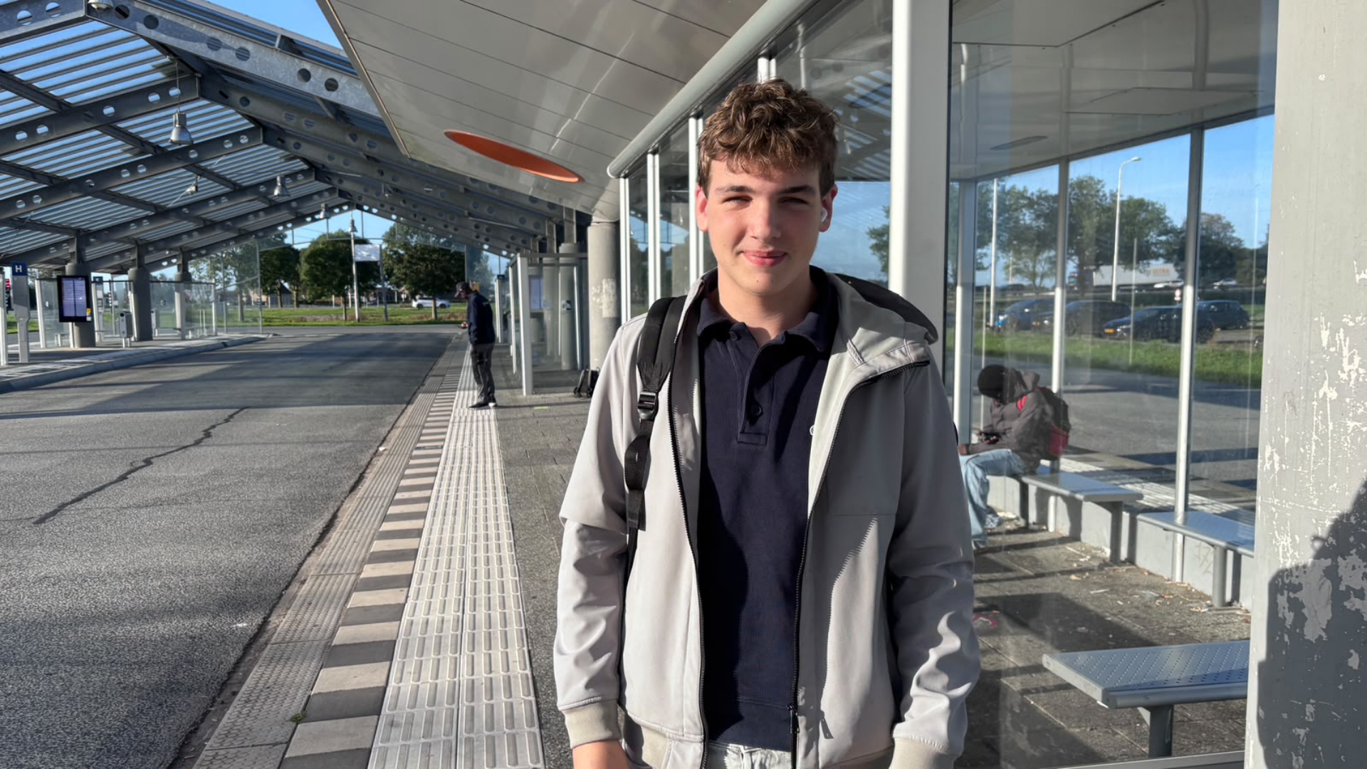 Jarno (16) moet naar school voor twee belangrijke tentamens, maar alle bussen vallen uit.