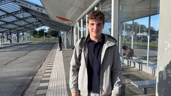 Jarno (16) dreigt tentamens te missen door busstaking, maar dan heeft hij geluk