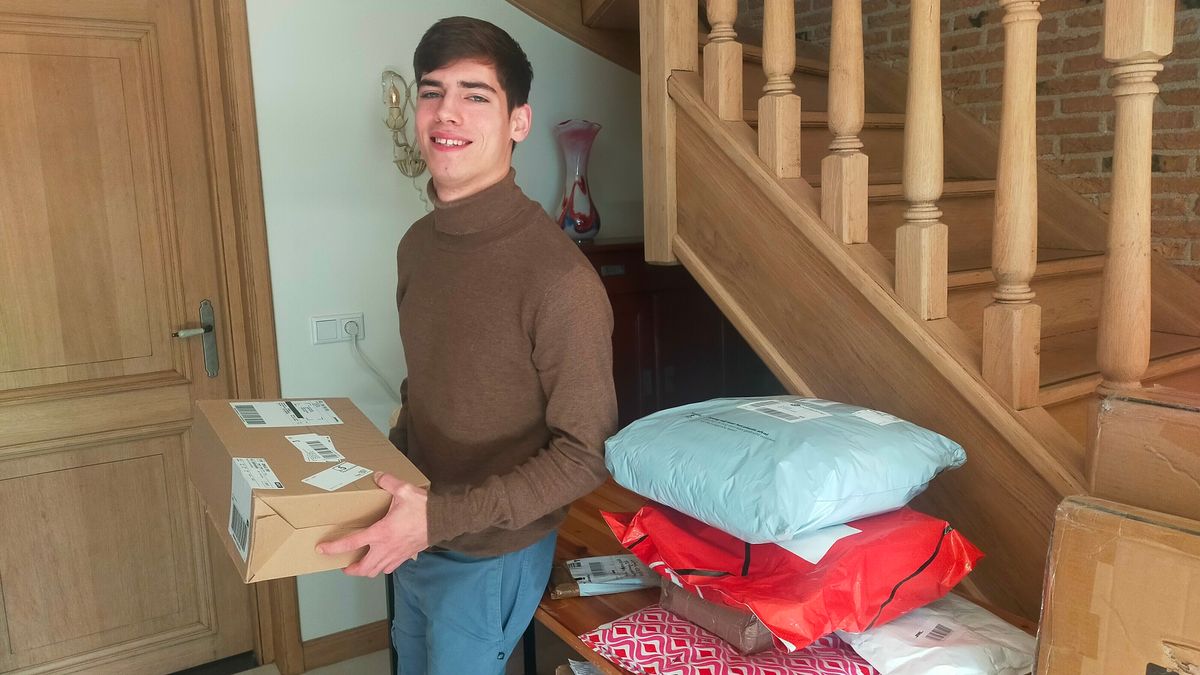 Pakketjes stapelen zich op tot aan het plafond, maar Job uit Arnemuiden vindt het geweldig