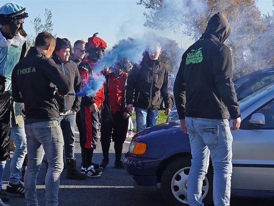 Verdachte Sinterklaasrellen Staphorst heeft geen spijt van blokkeren auto: "Bestuurder reed over mij heen"