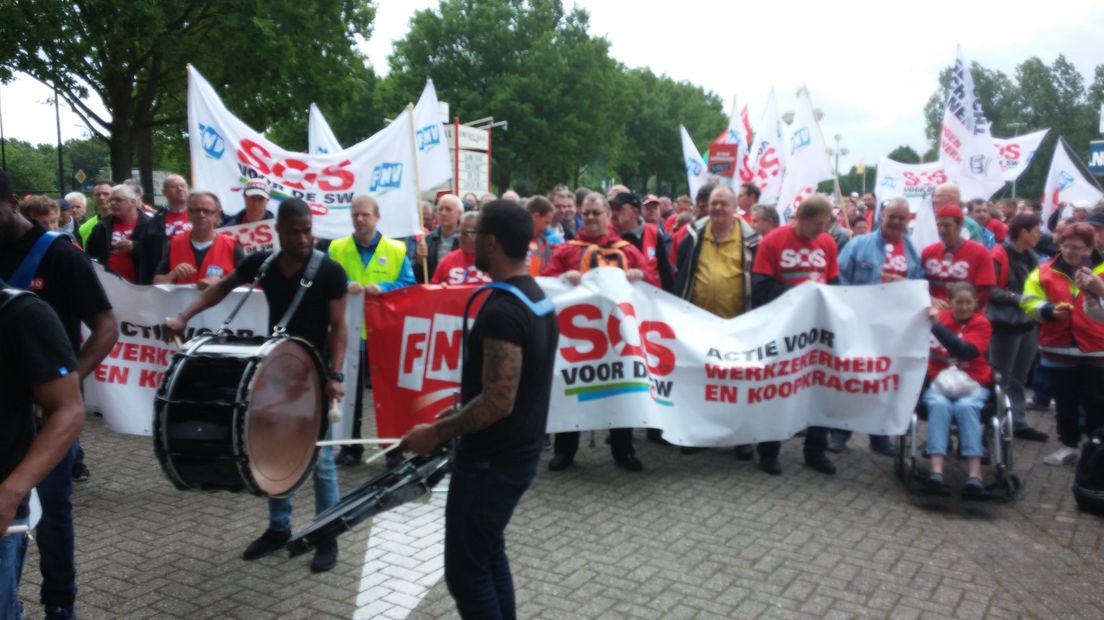 Zo'n 1000 sw-medewerkers hebben een klein succes behaald door te demonstreren bij het VNG-Congres in Apeldoorn.