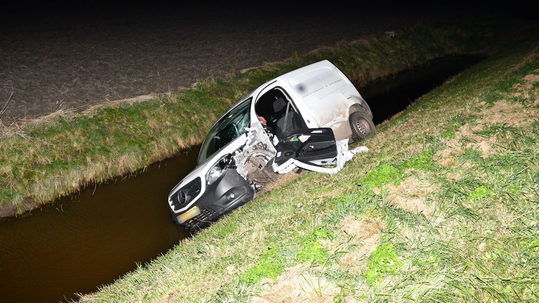 Bestelbus in sloot bij ongeluk op N57