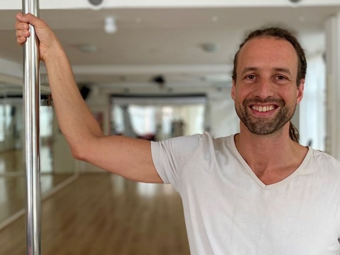 Willem Engel in zijn dansstudio