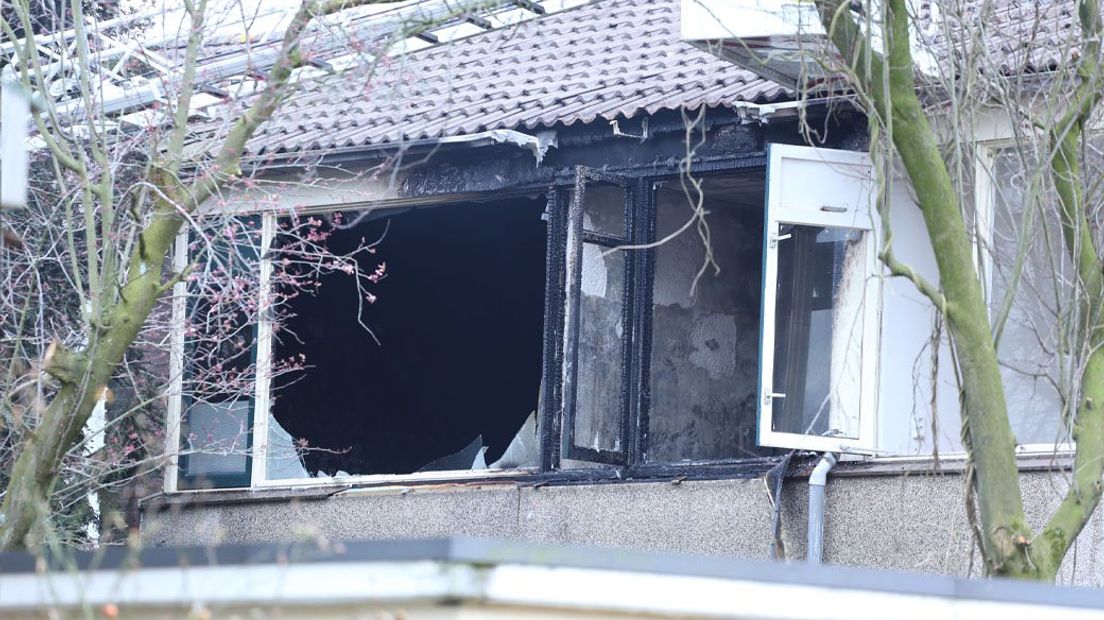 De beschadigde bovenverdieping van de woning