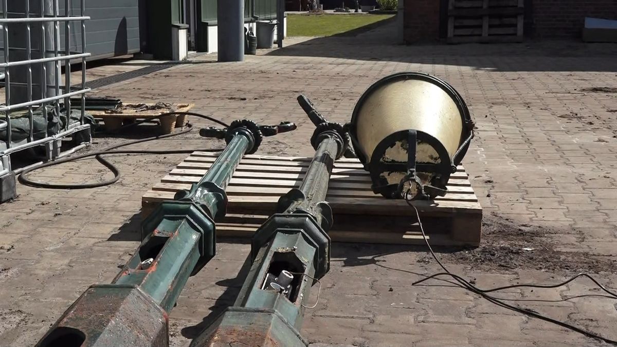 Meilof kocht twee oude Pekelder lantaarnpalen: 'Past wel bij ons op de boerderij'
