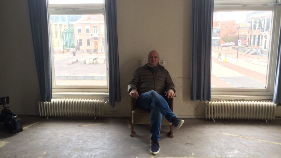 Jannes Janssens in een verdwaalde stoel in één van de oude hotelkamers (Rechten: Margriet Benak / RTV Drenthe)